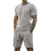 Ensemble de sport avec t-shirt — gris clair porté de face, t-shirt et short