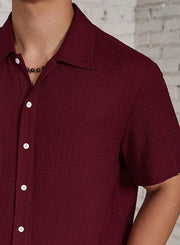 Chemise texturée boutonnée bordeaux — gros plan du buste et du col