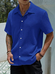 Chemise texturée boutonnée bleu roi — vue portée de trois-quarts
