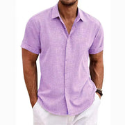 Chemise boutonnée manches courtes — lilas portée de face, poignets retroussés