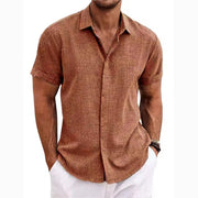 Chemise boutonnée manches courtes — marron rouille portée de face, col ouvert