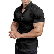 Chemise unie ajustée noir — vue portée de trois-quarts