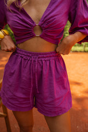 Short en lin à lien porté par une femme, vue rapprochée, short violet, blouse nouée