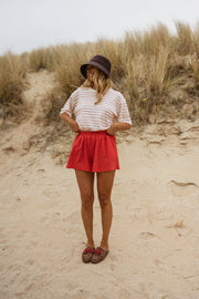 Short en coton effet délavé porté par une femme, silhouette entière, dunes, t-shirt rayé