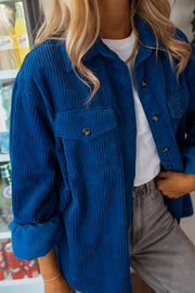 Surchemise loose en velours bleue portée par une femme, vue rapprochée, poche, t-shirt blanc