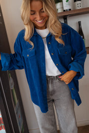 Surchemise loose en velours bleue portée par une femme, vue de face, veste bleue, jean gris