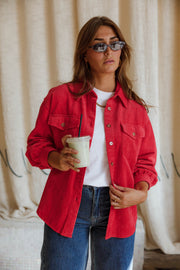 Surchemise en velours ample rouge portée par une femme, vue de face, tasse à la main