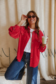 Surchemise en velours ample rouge portée par une femme, vue de face, lunettes de soleil