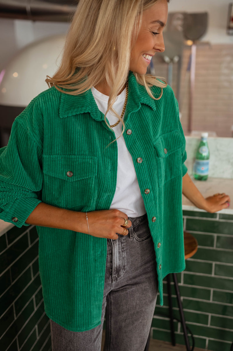 Surchemise fluide en velours verte portée par une femme, vue de face, bar vert, jean gris