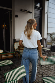 T-shirt blanc à cœur vichy bleu porté par une femme, vue de dos, jean, rue