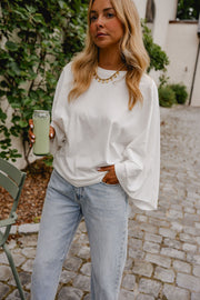 T-shirt resserré à la taille porté par une femme, vue rapprochée, gourde à la main