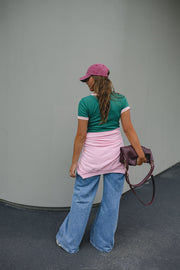 T-shirt moulant manches courtes porté par une femme, vue de dos, casquette rose