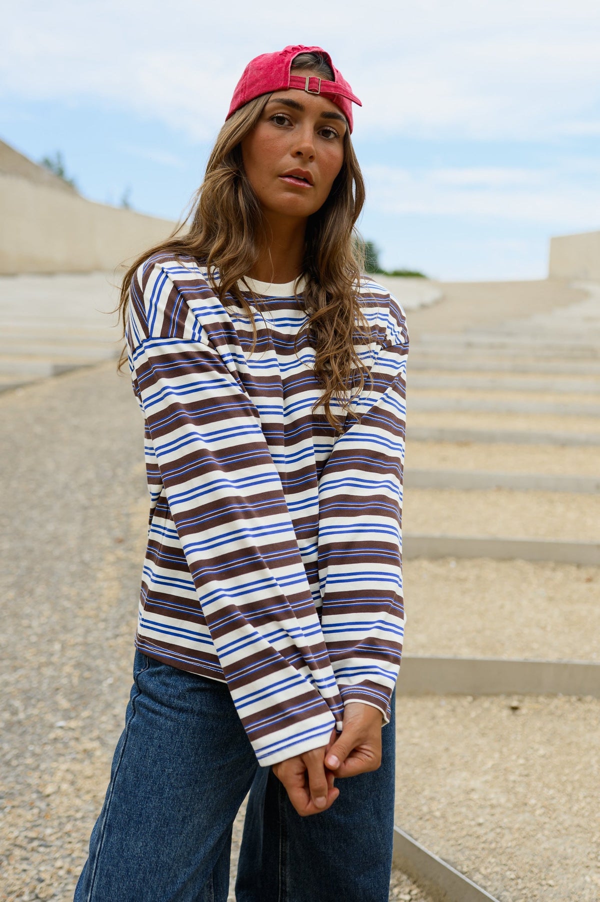 T-shirt rayé manches longues porté par une femme, vue rapprochée, casquette rose