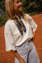 T-shirt épais col rond blanc porté par une femme, vue rapprochée, foulard, jean clair