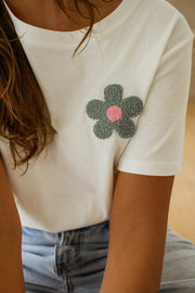 T-shirt à motif floral porté par une femme, vue rapprochée, fleur grise et rose