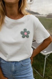T-shirt à motif floral porté par une femme, vue rapprochée, fleur, de près
