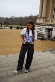 T-shirt à dentelle amovible porté par une femme, vue de face, allée, baskets blanches