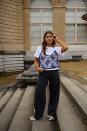 T-shirt à dentelle amovible porté par une femme, vue de face, façade, jean noir