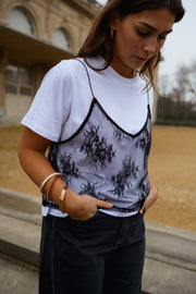T-shirt à dentelle amovible porté par une femme, vue rapprochée, bracelets, bretelles fines