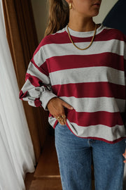 T-shirt rayé ample col rond porté par une femme, vue rapprochée, collier