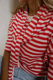 T-shirt à strass avec foulard porté par une femme, gros plan des rayures et du nœud