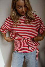 T-shirt à strass avec foulard porté par une femme, vue rapprochée, nœud à la taille, jean clair