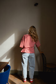 T-shirt à strass avec foulard porté par une femme, vue de dos, baskets rouges