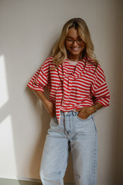 T-shirt à strass avec foulard porté par une femme, vue de trois-quarts, lunettes, jean clair