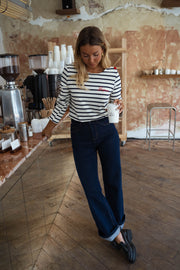 T-shirt marinière à broderie porté par une femme, en marchant, café, jean foncé