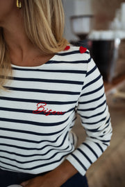 T-shirt marinière à broderie porté par une femme, vue rapprochée, broderie rouge, rayures