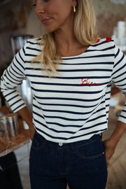 T-shirt marinière à broderie porté par une femme, vue rapprochée, broderie rouge, rayures marine