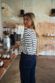 T-shirt marinière à broderie porté par une femme, vue de profil, café, rayures
