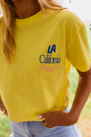 T-shirt à logo recto verso porté par une femme, vue rapprochée, imprimé poitrine