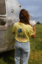 T-shirt à logo recto verso porté par une femme, vue de dos, jean clair