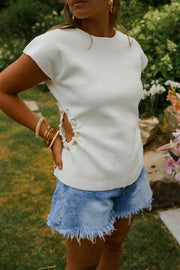 T-shirt à perles latérales porté par une femme, vue rapprochée, perles latérales, short en jean