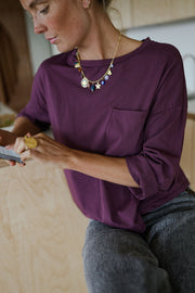 T-shirt à manches trois-quarts porté par une femme, vue rapprochée, poche poitrine, collier