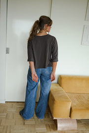 T-shirt ample à poche poitrine porté par une femme, vue de dos, silhouette entière