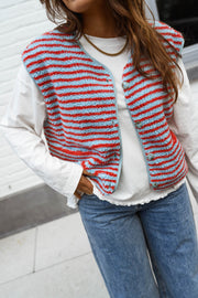 T-shirt ample à volants porté par une femme, vue rapprochée, gilet rayé superposé, jean clair