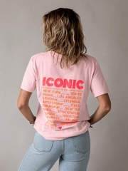 T-shirt en coton extensible porté par une femme, vue de dos, inscription ICONIC au dos