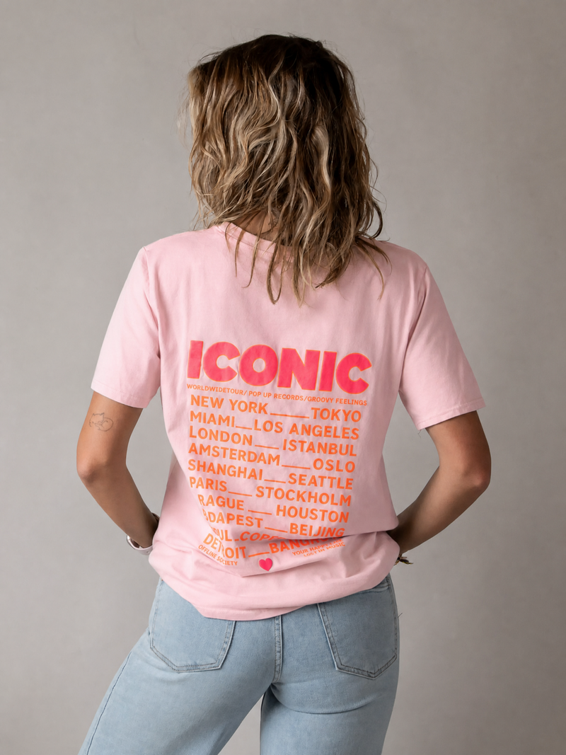T-shirt en coton extensible porté par une femme, vue de dos, inscription ICONIC au dos