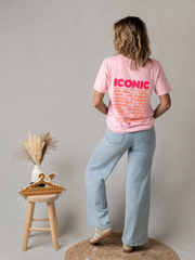 T-shirt en coton extensible porté par une femme, vue de dos, jean large