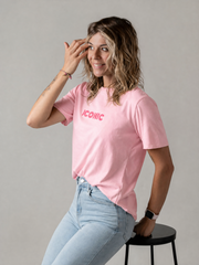 T-shirt en coton extensible porté par une femme, assise, tabouret, jean