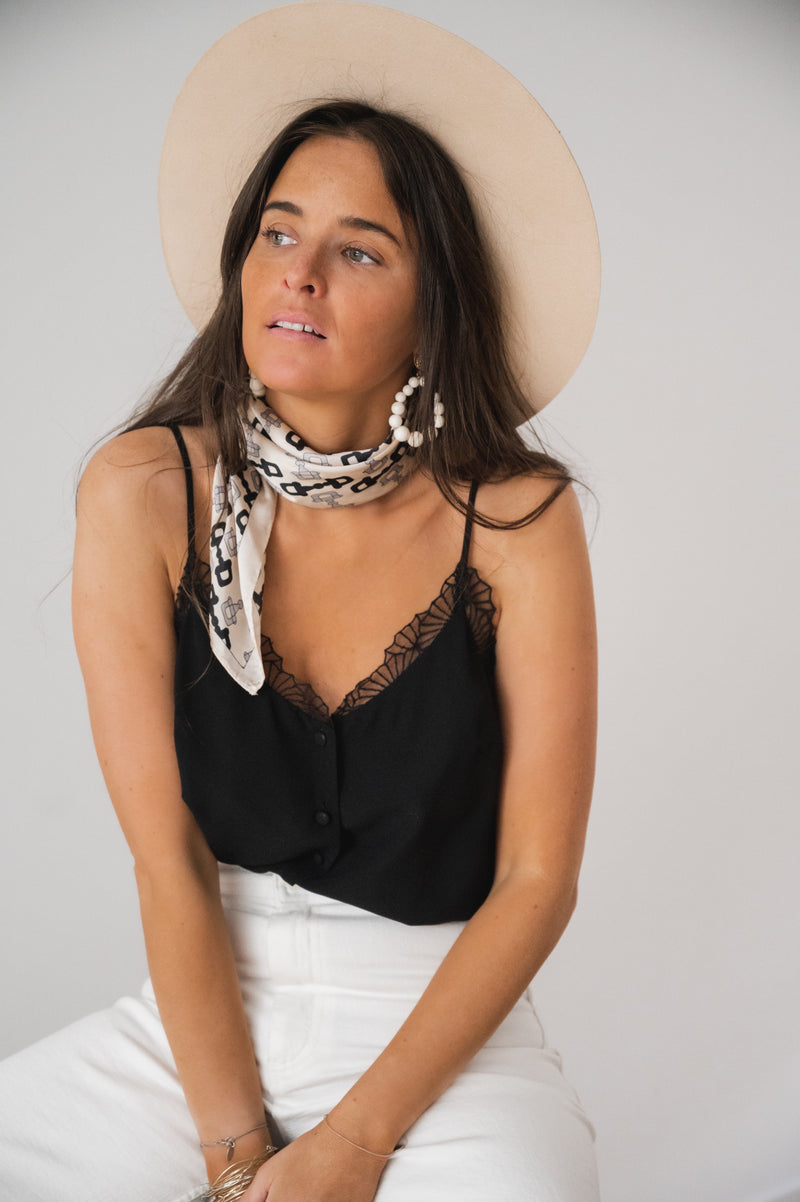 Top doublé à bretelles réglables porté par une femme, vue rapprochée, dentelle, foulard, chapeau