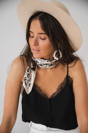 Top doublé à bretelles réglables porté par une femme, vue de face, short blanc, chapeau