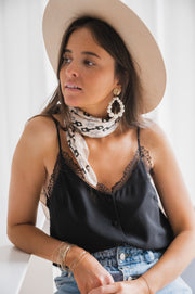 Top doublé à bretelles réglables porté par une femme, vue de trois-quarts, jean, chapeau