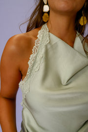 Top dentelle à col drapé porté par une femme, vue rapprochée, bordure en dentelle, dos nu