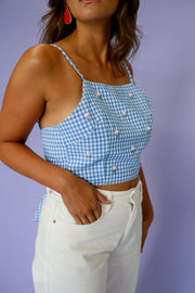 Top vichy perlé à nouer porté par une femme, vue rapprochée, bretelles, pantalon blanc