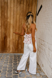 Top fleuri dos ouvert noué porté par une femme, vue de dos noué, porte en bois