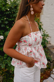 Top fleuri dos ouvert noué porté par une femme, vue rapprochée, bretelles, motif floral