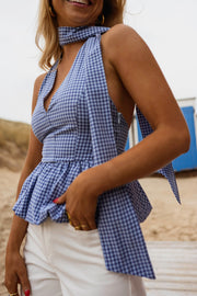 Top vichy dos ouvert porté par une femme, vue rapprochée, foulard, vichy bleu